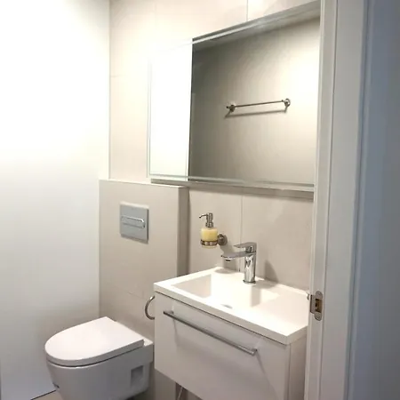 Moderno Apartamento En By Bebalmy *